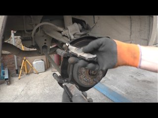 Установка задних тормозных колодок на Toyota Mark II Тойота Марк 2 JZX 101 1998 года